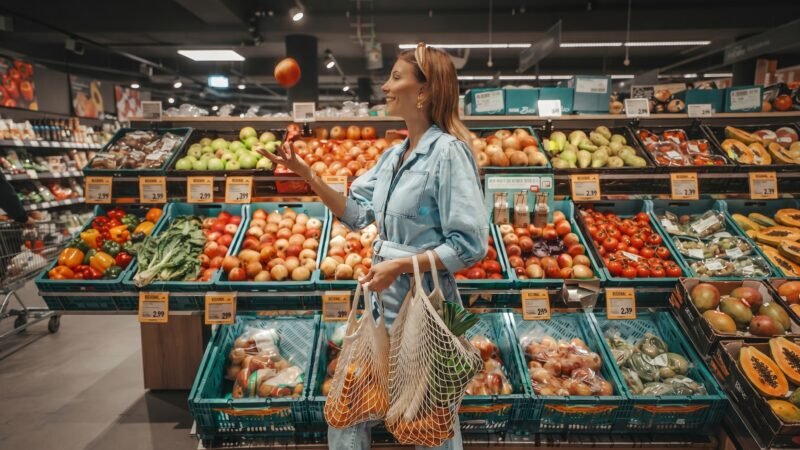 Supermercado caro: por que isso acontece e como economizar de verdade